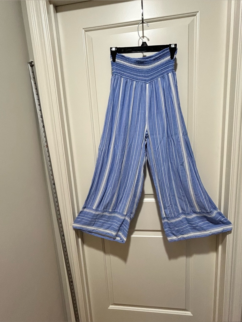 Billabong Blue and White Striped Wide-Leg women’s size M Pants. Nice